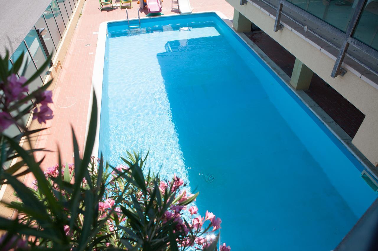 Crown Hotel 3*